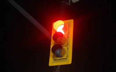 a traffic light with a red light in the dark